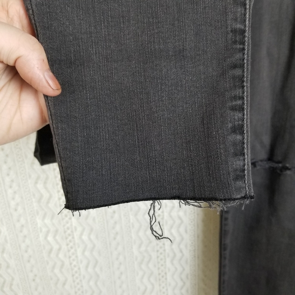 Madewell 9" High Rise Skinny Destressed Raw Hem - Picture 5 of 10